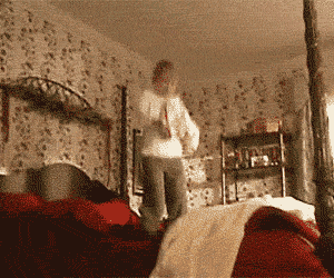 Home-Alone-jump-on-bed